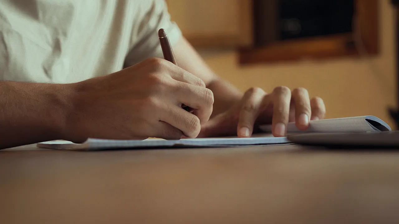 Akapit w wypracowaniu maturalnym — budowa teza-dowód-wniosek i ile ich napisać